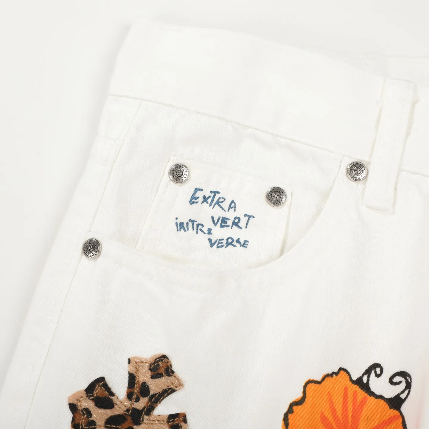 P250 Chrome Hearts｜CH Chrome Hearts 25SS high street jeans with leopard print and vintage graffiti paintings. Chrome Hearts are the most popular pants in color. Made of beaded canvas fabric, heavy washing makes the upper body of the fabric more textured and the pants are tall and straight! The three-dimensional cutting of the whole trousers is a masterpiece! The hardware is customized by zp. The beaded canvas fabric is thick and soft after being washed. It has good breathability. Customized small leather label. Unique design. The details are simple and elegant, and the workmanship is exquisite. The whole trousers are neatly routed and the details are in place! It’s so cool that both men and women can easily control the genderless trend! Color: White Size: 28 30 32 34